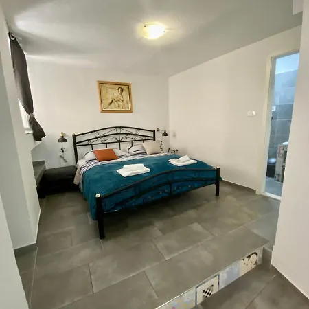Papalina Center Apartment Split